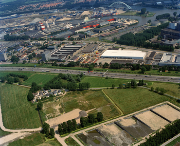 844635 Luchtfoto van een gedeelte van het bedrijventerrein Lage Weide te Utrecht, uit het zuidoosten. Op de voorgrond ...